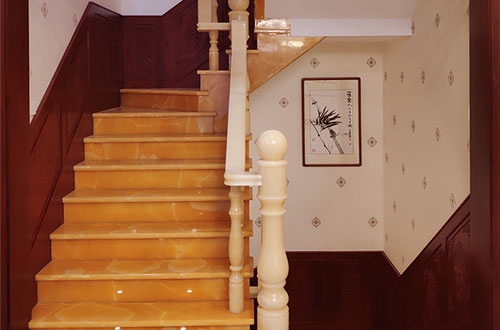 西平中式别墅室内汉白玉石楼梯的定制安装装饰效果
